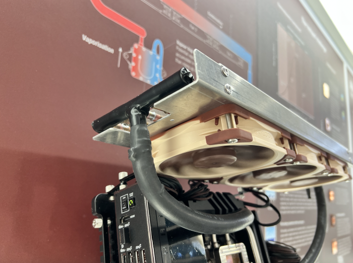 Dem Radiator sieht man den Prototypen-Status noch an. (Bild: Martin Böckmann/Golem.de)